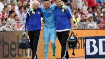 Alves se marchó con gestos de dolor.