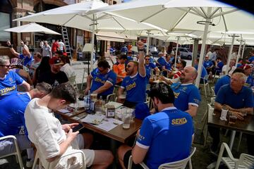 Miles de aficionados del Eintracht y del Rangers FC esperan la hora del partido disfrutando de la ciudad de Sevilla.