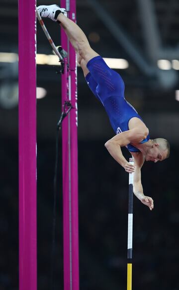 El estadounidense Sam Kendricks en la final masculina de salto con pértiga.