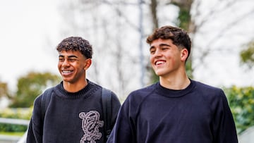 Los jugadores del FC Barcelona, Lamine Yamal (i) y Pau Cubarsí en la concentración de la Selección en la Ciudad del Fútbol de Las Rozas (Madrid).