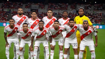 Busan (Korea, Republic Of), 16/06/2023.- Peru's team players pose for a photo prior to a soccer friendly match between South Korea and Peru at Busan Asiad Main Stadium in Busan, South Korea, 16 June 2023. Peru won the game with a score of 1:0. (Futbol, Amistoso, Corea del Sur, Estados Unidos) EFE/EPA/JEON HEON-KYUN