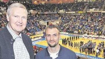 <b>ESPIAS. </b>Jerry West junto al ex cajista Zan Tabak, ojeadores de lujo para la NBA en Málaga.