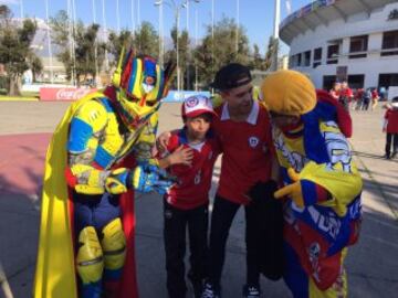 Los infaltables robot y pulpo, compartiendo con los hinchas locales.