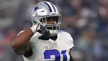 Por el otro costado aparecería Ezekiel Elliott. Su habilidad para evadir rivales la podría aprovechar para llegar hasta la línea de fondo y mandar un pase potente para encontrar a su centro delantero. Además, es sumamente eficaz para penetrar defensas que parecen auténticas paredes.