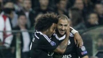 FELICIDAD. Benzema sonríe junto a Marcelo tras marcar en Sofía.