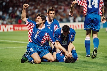 El máximo goleador de la historia de Croacia. Jugó 2 partidos con Yugoslavia y fue convocado para el Mundial de 1990, pero no jugó. Con la independencia de Croacia, fue titular en el primer partido que disputó Croacia. Jugó 68 partidos con la selección y anotó 45 goles. Un gran promedio goleador. Fue el referente ofensivo de la Selección en el Mundial de 1998, donde Croacia alcanzó la tercera posición y el delantero anotó 6 goles en el torneo. Siendo galardonado con la Bota de Oro del mundial.