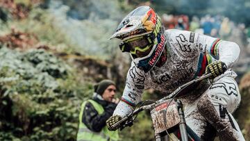 Loic Bruni en la UCI DH World Cup de MTB en La Bresse (Francia).