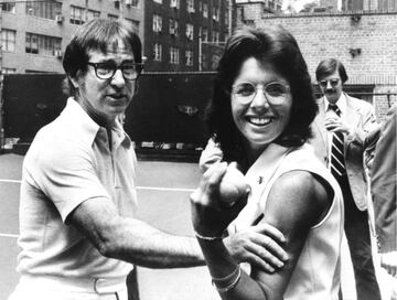 Bobby Riggs, campeón de Roland Garros y Wimbledon, retó a sus 56 años a una Billie Jean King en activo, a sus 29 todavía sumando alguno de sus doce coronas del Grand Slam. Riggs se autodeclaró misógino y fue ridiculizado por su compatriota estadounidense,