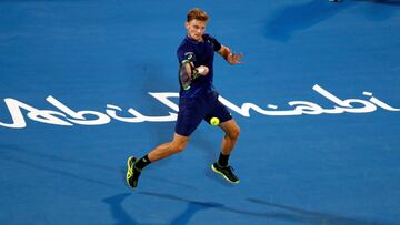 David Goffin golpea la pelota ante Andy Murray.