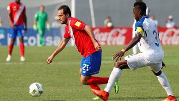 Football Soccer - Honduras v Costa Rica - World Cup 2018 Qualifiers - Olimpico Stadium, San Pedro Sula, Honduras - 28/3/17- Costa Rica's Marcos Urena (21) and Honduras' Maynor Figueroa in action. REUTERS/Jorge Cabrera