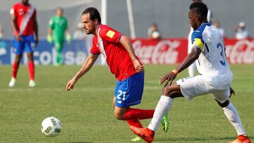 Football Soccer - Honduras v Costa Rica - World Cup 2018 Qualifiers - Olimpico Stadium, San Pedro Sula, Honduras - 28/3/17- Costa Rica&#039;s Marcos Urena (21) and Honduras&#039; Maynor Figueroa in action. REUTERS/Jorge Cabrera