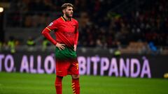 Santiago Giménez enfrenta su primera problemática en Milán