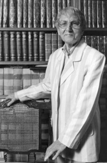 El 2 de mayo de 1975 cambió la vida de la mujer española. La jurista María Telo (en la foto), trabajó duramente para lograr que se promulgara la Ley 14/75 que modificó la situación jurídica de las mujeres casadas. Dicha ley fue una reforma del Código Civil y de Comercio que suprimió el permiso marital, otorgando por primera vez plena capacidad jurídica a la mujer casada. Esta ley eliminó la discriminación que limitaba la autonomía económica y social de las mujeres, como la necesidad de autorización del marido para firmar contratos o ejercer actividades profesionales. 