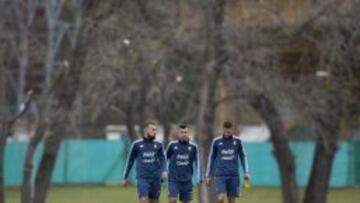 Sergio Aguero (c) camina junto a Martin Demichelis (d) y Otamendi en la concentración de Argentina.