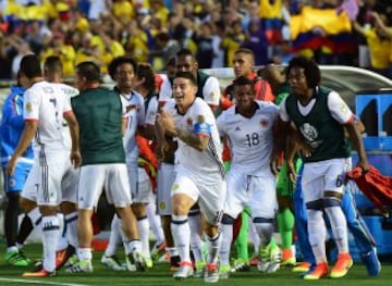 Colombia's James Rodriguez (C) celebrates after scoring against Paraguay during a Copa America Centenario football match  in Pasadena, California, United States, on June 7, 2016.  / AFP PHOTO / Frederic J. Brown