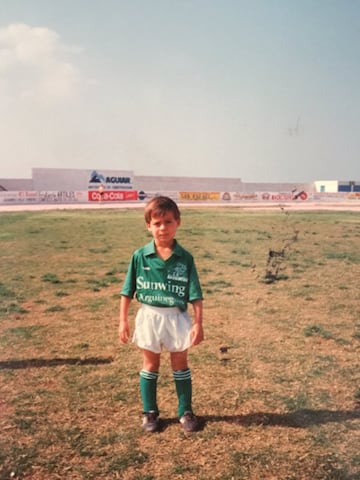 En el campo del Arguineguín con la equipación del equipo canario.