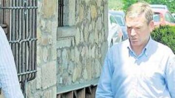 <b>ANFITRIÓN. </b>Javier Clemente, acompañado de Dani, a su llegada al restaurante en el que ofreció un almuerzo de despedida de temporada a sus jugadores.