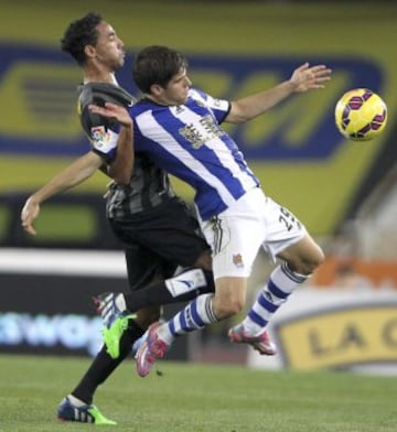 El centrocampista de la Real Sociedad Pablo Hervías lucha un balón con el defensa brasileño Weligton Robson.