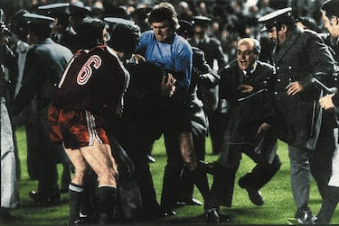 El agresor fue reducido por Sepp Maier, portero del Bayern, con ayuda de la Policía Armada.