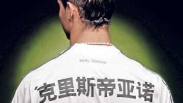<b>EN CHINO. </b>Cristiano posó con esta camiseta para aquel mercado.