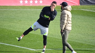 Simeone y Koke charlan en un entrenamiento.