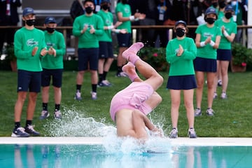 Nadal salta a la piscina tras su victoria contra el griego Stefanos Tsitsipas en su 迆ltima victoria en el Conde de God車 en 2021.