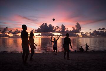 Jugadores del voleibol en una playa en la bahía de Tumon en Guam.