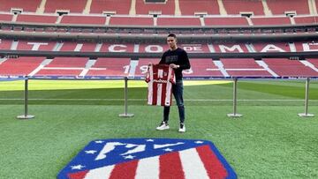 Gabriel Carvalho posa con la camiseta del Atlético de Madrid en el Wanda Metropolitano.