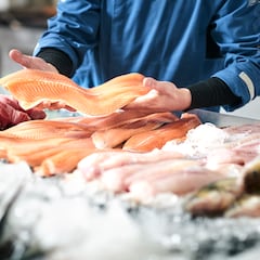 Una trabajadora de Mercadona sufre un accidente laboral con una espina de pescado: le reconocen la incapacidad laboral e indemnización