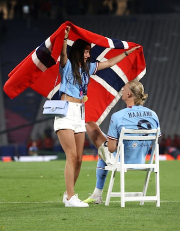 El delantero noruego del Manchester City celebró la victoria en la final de la Champions League 2023 sobre el césped del Estadio Olímpico Atatürk junto a su pareja sentimental Isabel Haugseng.