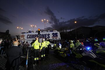 Los jugadores del Real Madrid celebran con la afición el título de Liga desde el autobús.