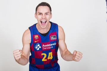 El menudo escolta de Evansville es el especialista tirador del tremendo Barcelona de Sarunas Jasikevicius, un microondas que sale desde el banquillo con el punto de mira siempre ajustado. Su carrera profesional, tras no ser drafteado por la NBA en 2012, se ha desarrollado casi totalmente en España: Estudiantes, Gran Canaria y después de un año en el Zenit ruso, el Barça por el que fichó en 2018. Tres años antes, en 2015 y cuando jugaba en el Granca, tuvo que ser intervenido en Barcelona de un meningioma, y una segunda vez por culpa del edema provocado por el exceso de fluidos en el cerebro. El Gran Canaria anunció su primera operación el 3 de noviembre de 2015, y Kuric ya estaba entrenando el 3 de marzo de 2016 y jugando algo más de un mes después, el 10 de abril. Seis años después, sigue siendo uno de los mejores tiradores del baloncesto europeo. —Juanma Rubio