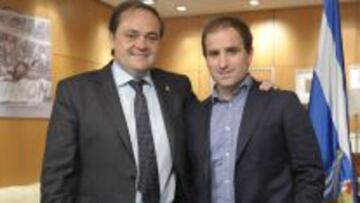 Jagoba Arrasate posando con Jokin Aperribay tras alcanzar el acuerdo de renovación.