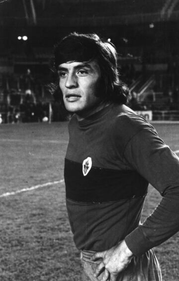 Comenzó en el Elche, donde estuvo una temporada (1973-74). En Elche jugó entre 1974 y 1980.