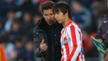 Simeone da órdenes a Óliver antes de que entre al terreno de juego de Riazor.