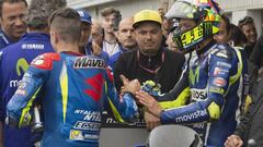 Rossi felicitando a Viñales por su victoria en Silverstone.