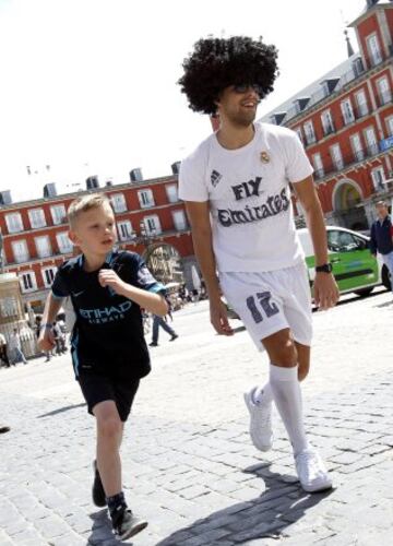 Los ingleses esperan la hora del partido disfrutando de las terrazas de la Plaza Mayor.