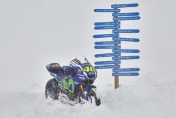 Sesi¨®n de fotos de la Yamaha YZR-M1s de Jorge Lorenzo y Valentino Rossi en Punta Helbronner con el Mont Blanc (4,810 m) de fondo.