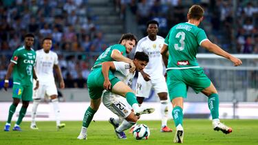 Brahim pelea un balón con Thomas Sabitzer en el amistoso que el Real Madrid disputó con el WSG Tirol.