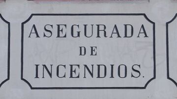 ?Por qu¨¦ en Madrid hay edificios con carteles de "asegurada de incendios" y que significan?