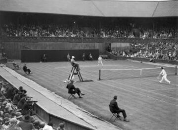 Henri Cochet (derecha) contra el estadounidense Vincent Richards en Wimbledon el 22 de junio de 1926.