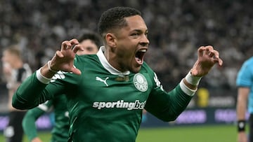 Vitor Roque celebra un gol con Palmeiras.