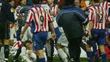 <b>CONSTANTES INCIDENTES. </b>El partido resúltó muy duro e incluso estuvo interrumpido 10 minutos por una tangana.