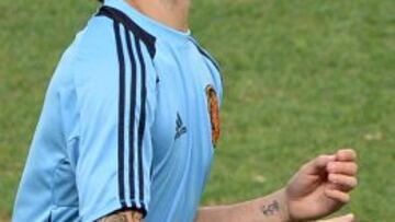 Piqué: "Cesc nos dice que es feliz y que se va a quedar"