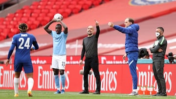 Pep Guardiola y Thomas Tuchel dirigen a sus equipos en un enfrentamiento entre City y Chelsea de abril de 2021.