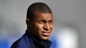 An employee at a PSG store has been seen taking down club shirts bearing the name and number of Real Madrid target Kylian Mbappé, who has refused to sign a new contract in Paris.