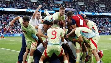 Paris 2024 Olympics - Football - Men's Gold Medal Match - France vs Spain - Parc des Princes, Paris, France - August 09, 2024. Juanlu Sanchez of Spain, Abel Ruiz of Spain and teammates celebrate their fifth goal REUTERS/Benoit Tessier TPX IMAGES OF THE DAY
