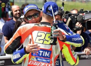 Valentino Rossi (pole) felicita a Andrea Iannone (tercero).