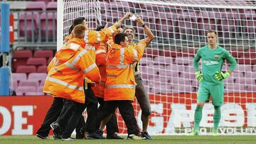 GRA359. BARCELONA, 01/10/2017.- Los miembros de seguridad desalojan a un espontáneo que saltó al terreno de juego con una pancarta durante el partido correspondiente a la séptima jornada de LaLiga Santander entre el Barcelona y Las Palmas disputado hoy en el estadio Camp Nou a puerta cerrada, una decisión de la junta directiva del Barcelona "ante la excepcionalidad" de lo sucedido este 1 de octubre en Cataluña. EFE/Alejandro García