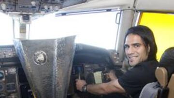 <b>PILOTO. </b>Falcao toma los mandos del avión del Atlético con la Europa League al lado.